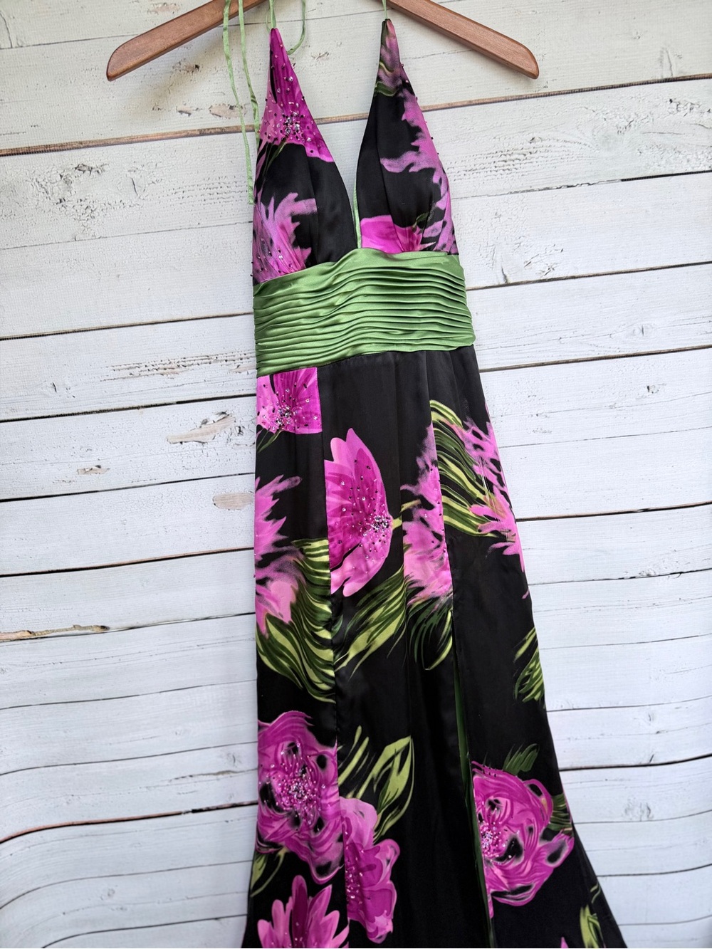Wow! Prom & Pageant Silk Plunge Halter Formal Gown Ruched Waist Size 4 - Picture 4 of 11